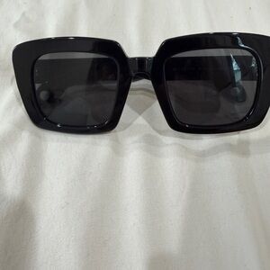 Elegant Black Oversized Sunglasses